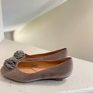 Beige/Tan Comfortview Suede Dress Shoe Flower Design Slip on Women’s 9.5 Sandals